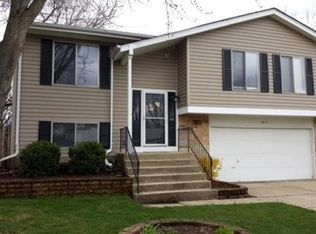 2S411 Sanchez Dr, Warrenville, IL 60555