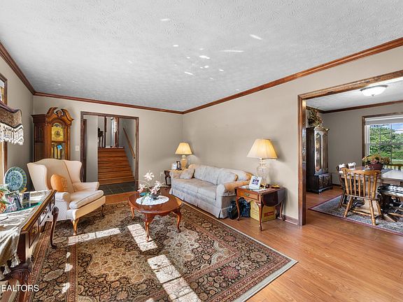 5th image of 121 E Village Cir
