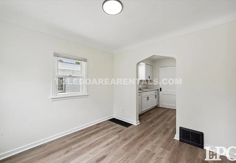 331 California Blvd — Photo 12