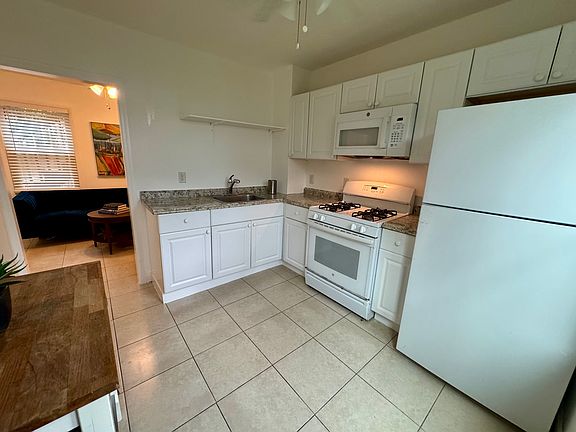 4th image of 415 31st St APT 4