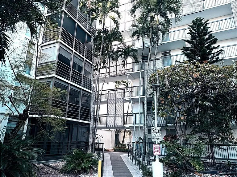20500 W Country Club Dr #410 — Photo 27