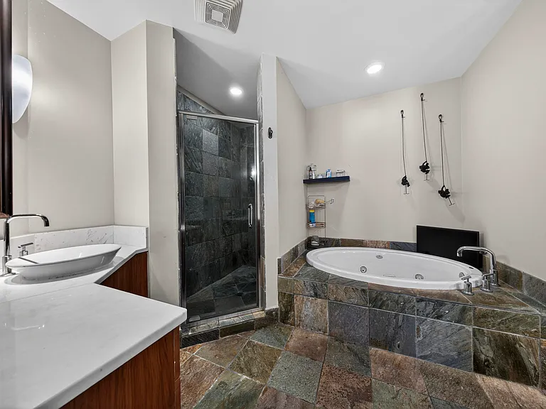 2633 NE 14th Ave #111 — Photo 20