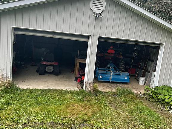 4th image of 2194 Creek Rd