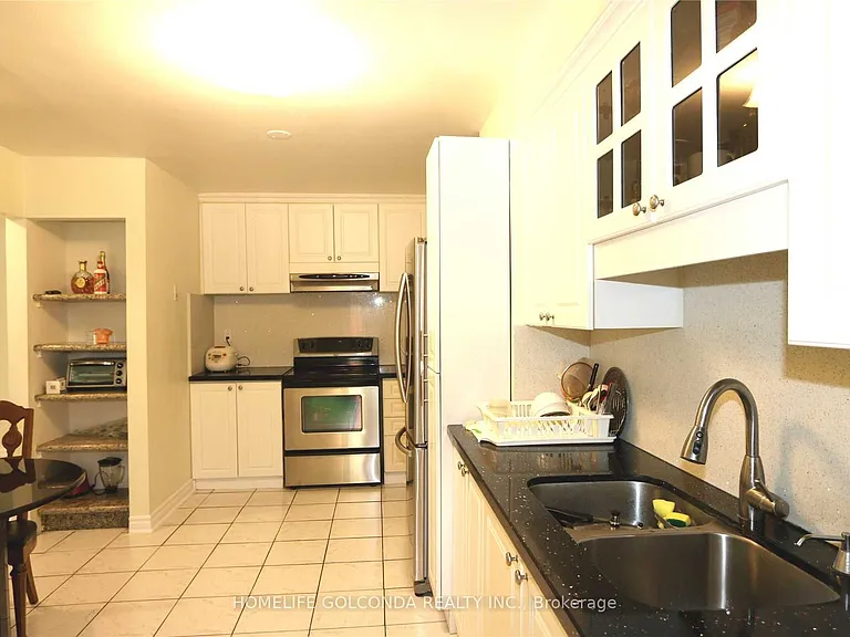 6 La Peer Blvd — Photo 3