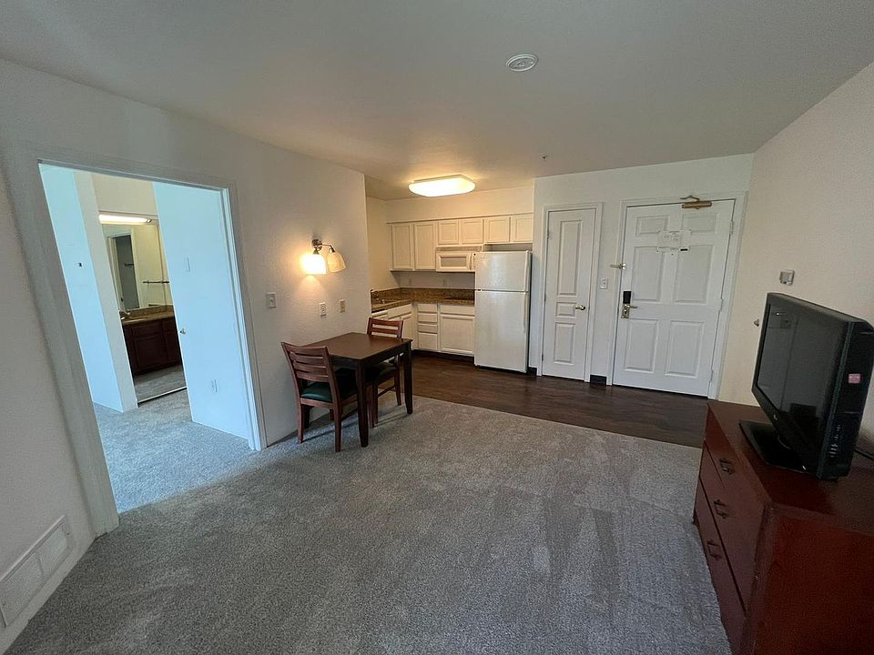 1st image of 655 N Sam Houston Pkwy E #106