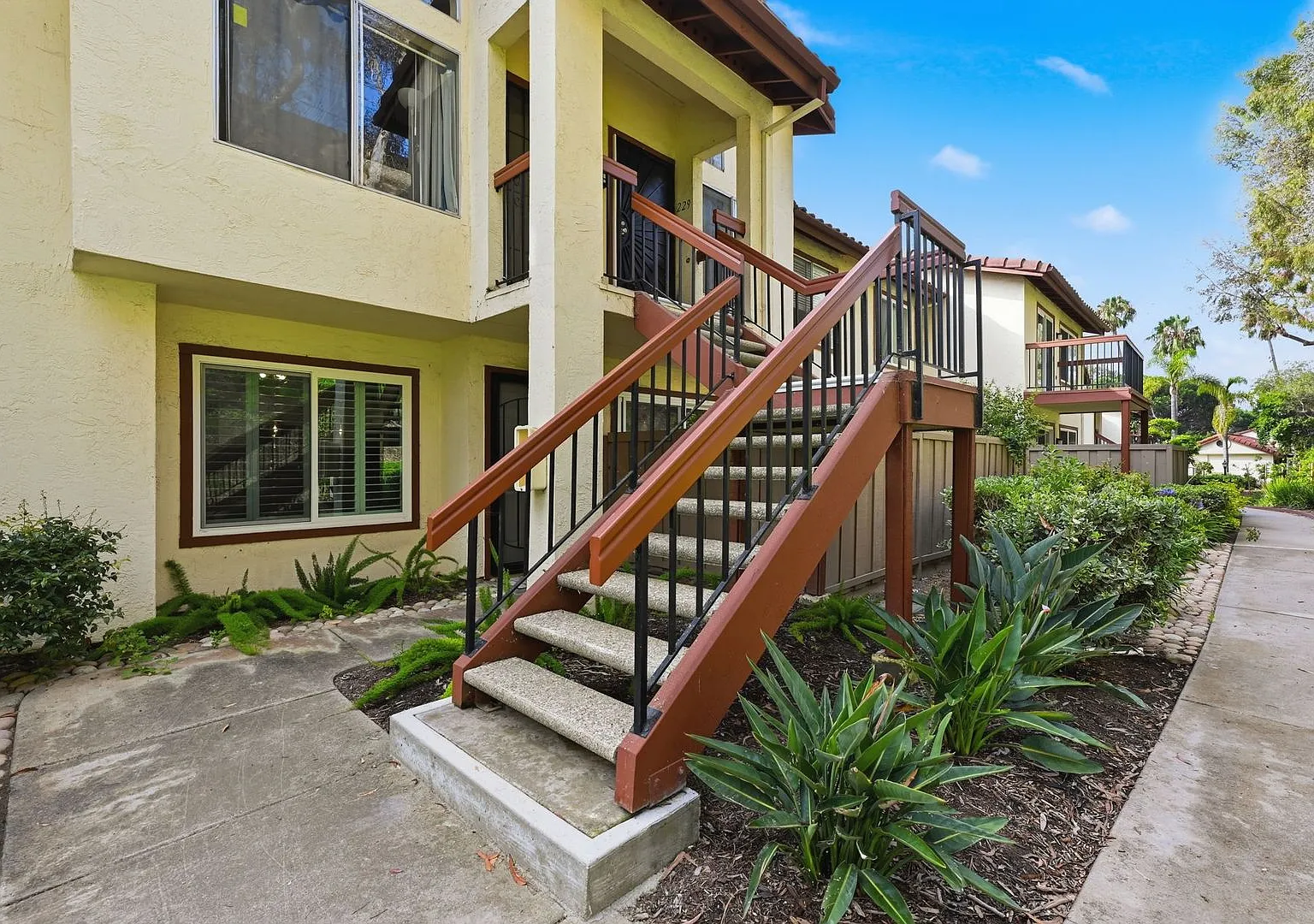 Spacious 2BR Condo in La Jolla Colony | Dual Primary Suites + Parking + In Unit Laundry — Photo 2