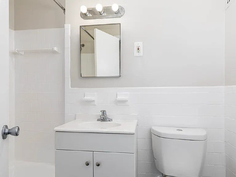 Regency Court Apartments — Photo 5