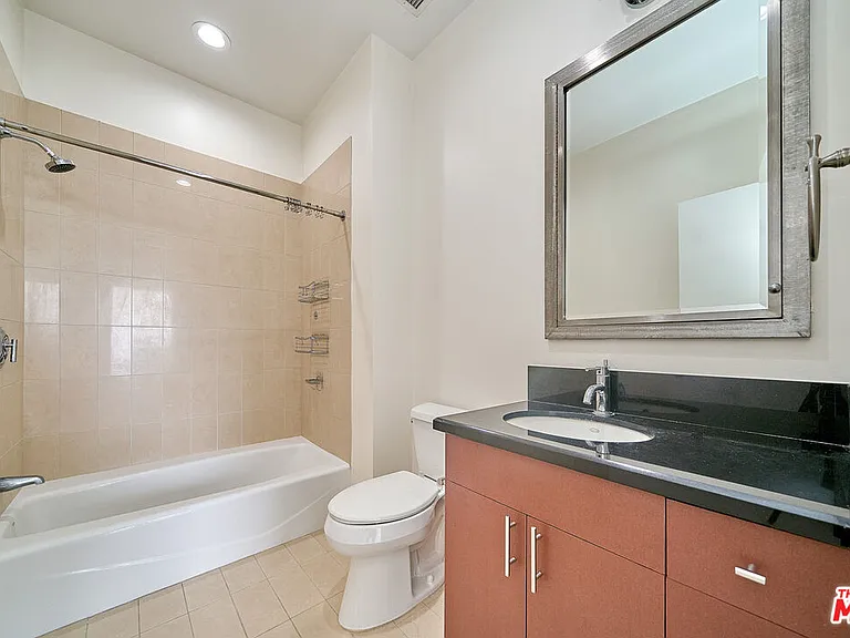 3810 Wilshire Blvd #Penthouse 7 — Photo 23