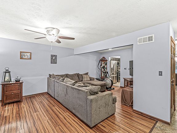 4th image of 632 Holly Ct