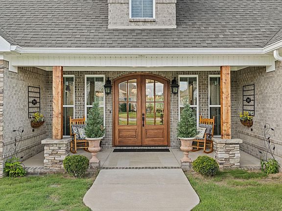 3rd image of 214 Chestnut Oak Dr