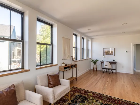 17 Hawley St APT 201-202, Northampton, MA 01060