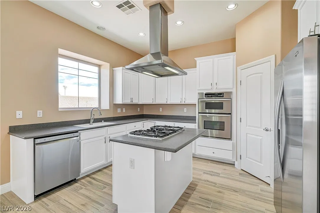 3 bed, 2.5 bath, 2817 sqft, $2,800 — Photo 2
