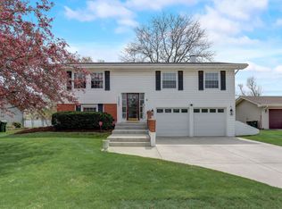 1355 Devonshire Ln, Hoffman Estates, IL 60169