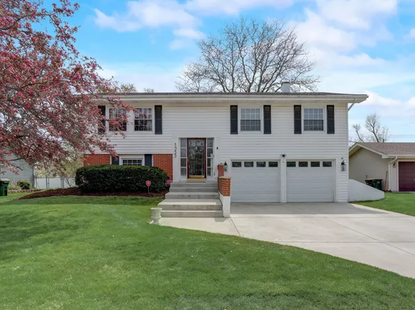 1355 Devonshire Ln, Hoffman Estates, IL 60169