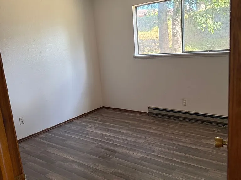 1430 NW Deane St — Photo 5
