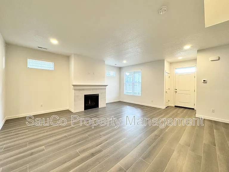 1248 S 28th Ter — Photo 3