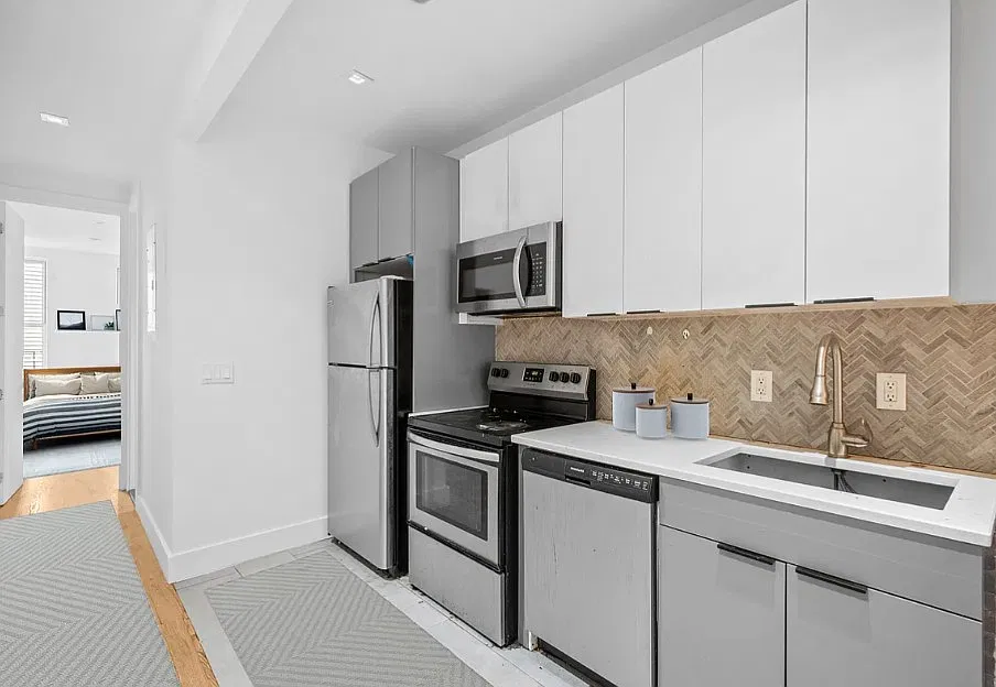 1641 Broadway — Photo 3