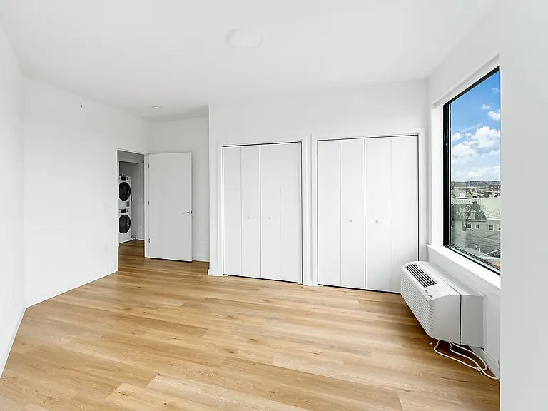 165 W 7th St #213 — Photo 29