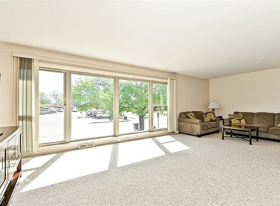 5th image of 6800 N Hamlin Ave