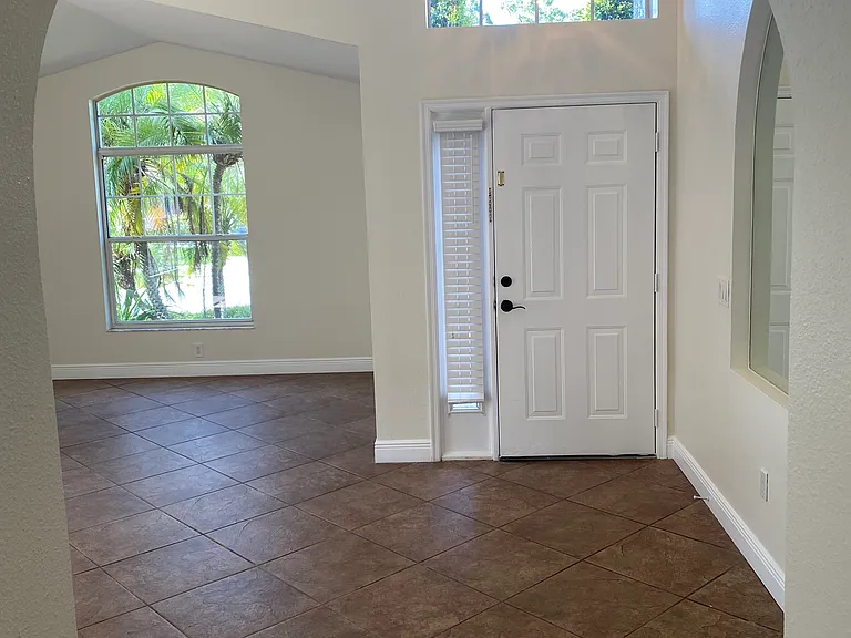 2409 Clareside Dr — Photo 3