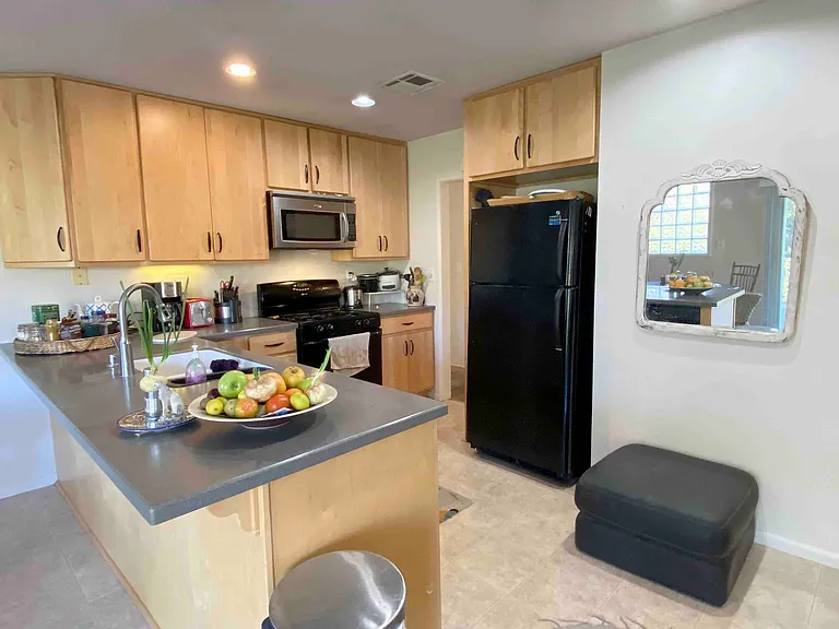 406 Crestview Dr — Photo 2