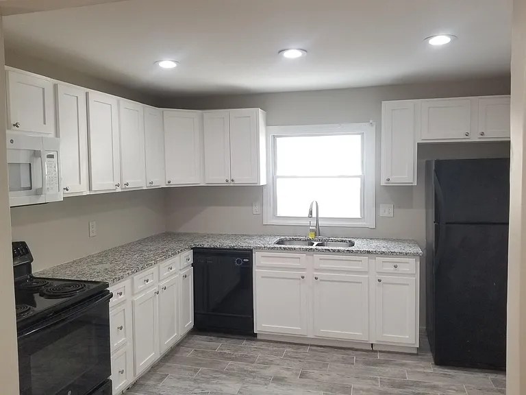 2467 Calvin Ave — Photo 6