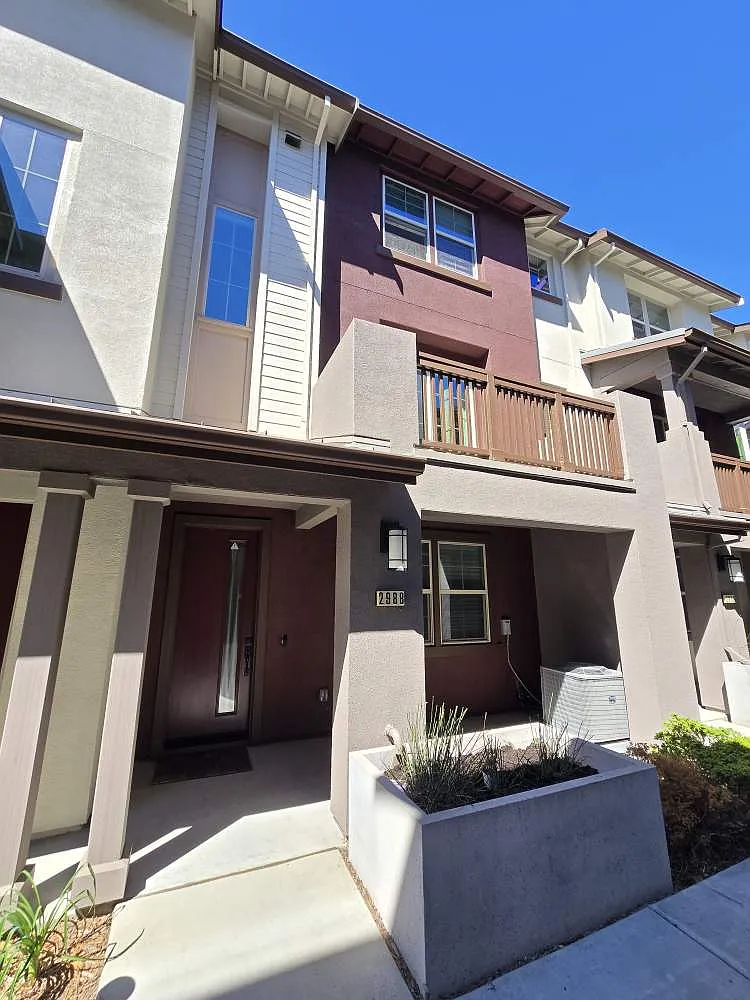 3 bed, 3.5 bath, 1730 sqft, $5,800 — Photo 2