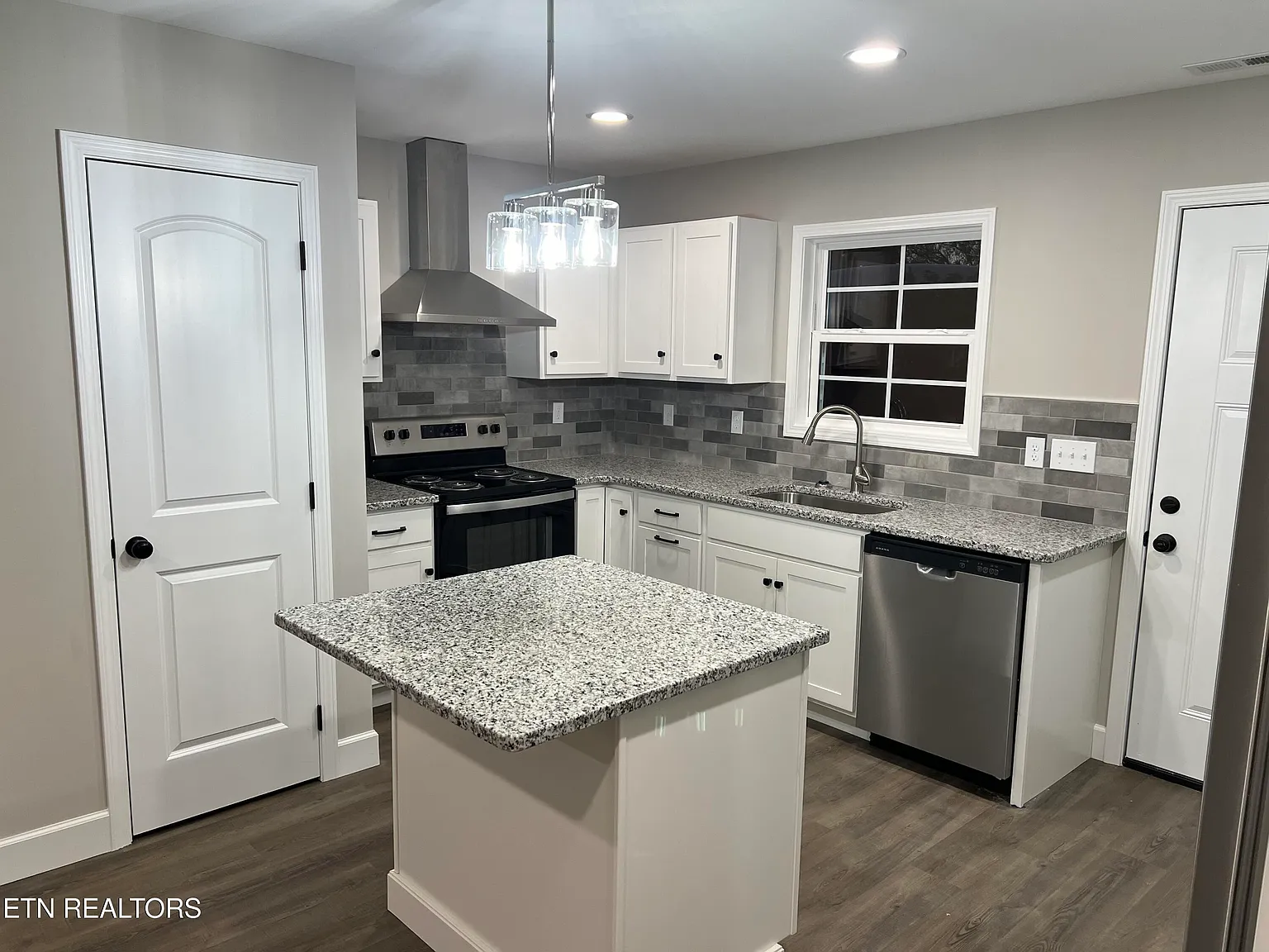 2 bed, 2.0 bath, 930 sqft, $1,300 — Photo 3