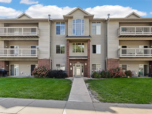 250 Cimarron Dr Unit 212, Hiawatha, IA 52233