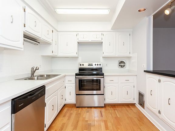 2nd image of 4334 N Clarendon Ave APT 209