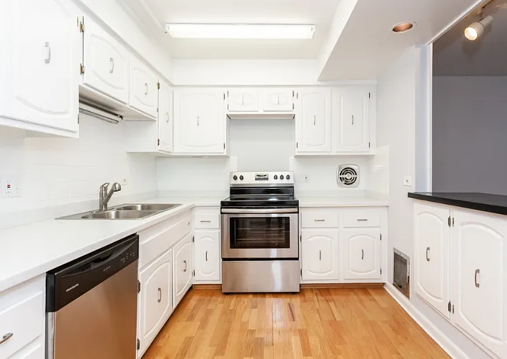 Building Photo - 4334 N Clarendon Ave #209