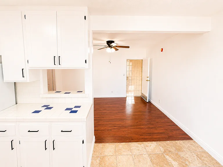 Hollyking Apartments — Photo 42