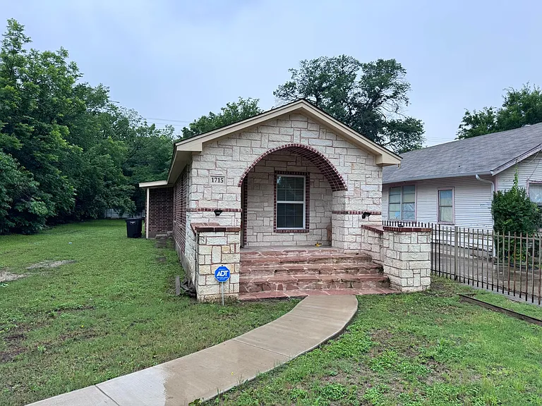 1715 Denver Ave — Photo 15