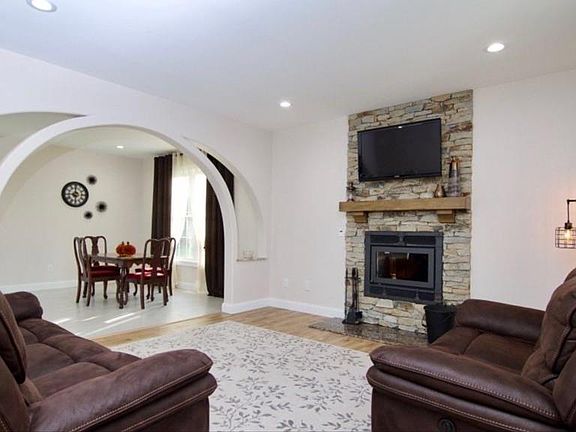 4th image of 32 Birch Bluffs Dr