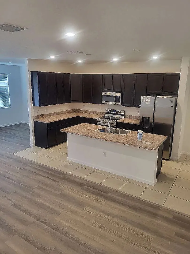 4 beds 2.5 baths single family — Photo 2