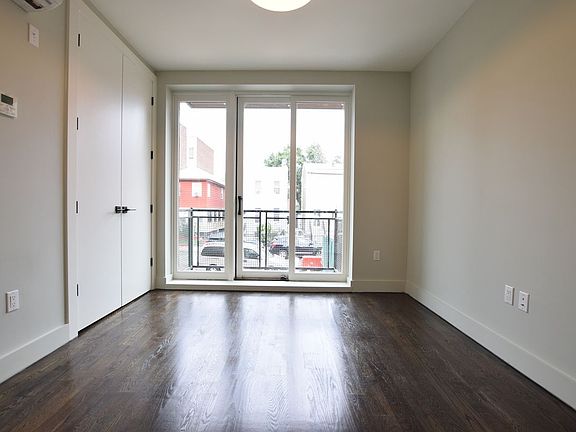 4th image of 146 Erasmus St #1B