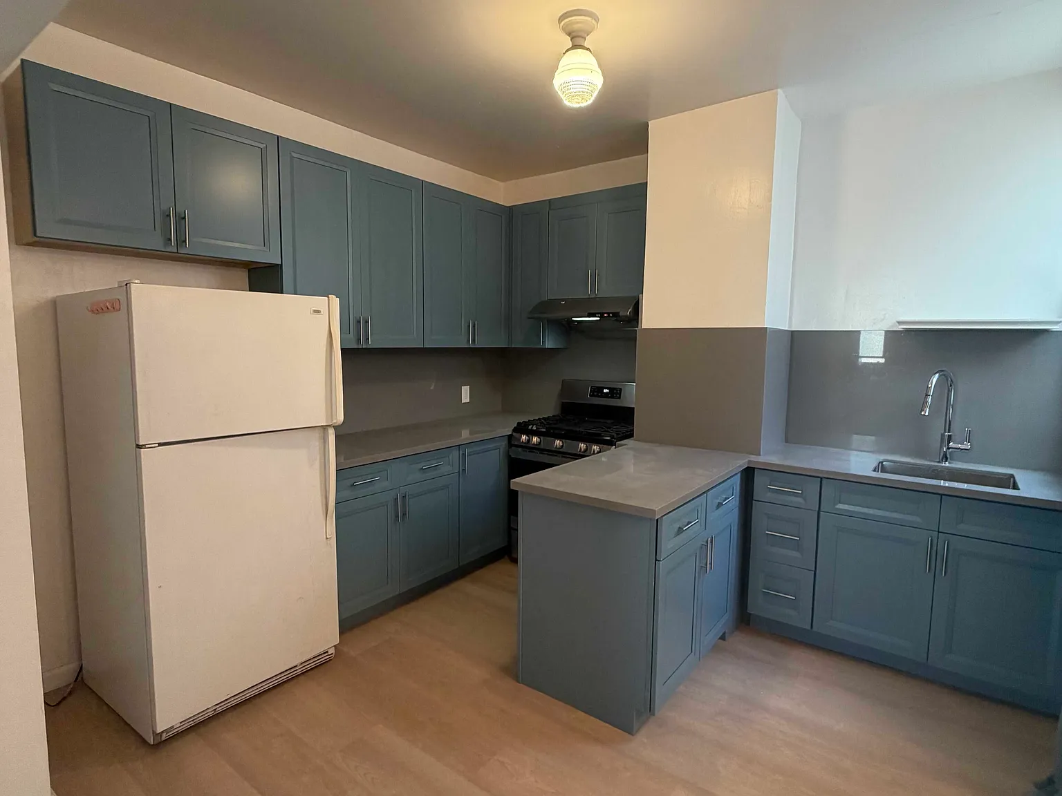 2 bed, 1.0 bath, 900 sqft, $4,900 — Photo 2
