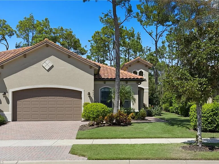 9475 Isla Bella Cir — Photo 1
