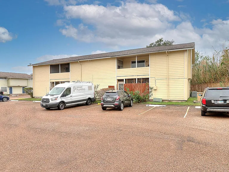 1011 Ennis Joslin 234 — Photo 3