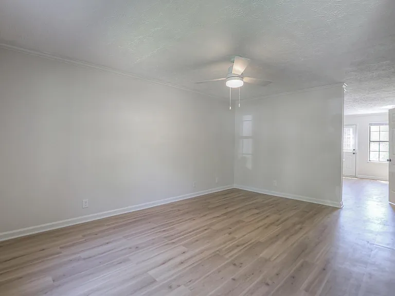 Brentwood Square Condominiums — Photo 5