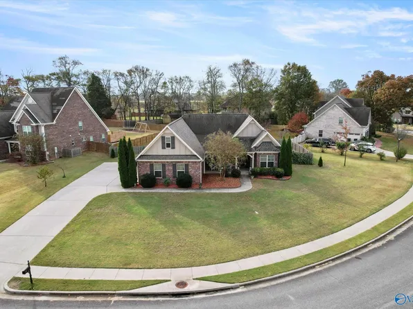 107 Carlton Cash Dr, Hazel Green, AL 35750