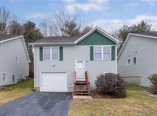 31 Fairway Cir, Hope Valley, RI 02832