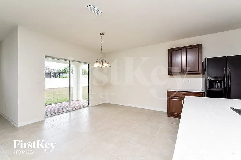 4 bed, 2.0 bath, 1828 sqft, $2,455 — Photo 4