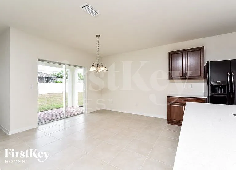 209 SW 20th St — Photo 4