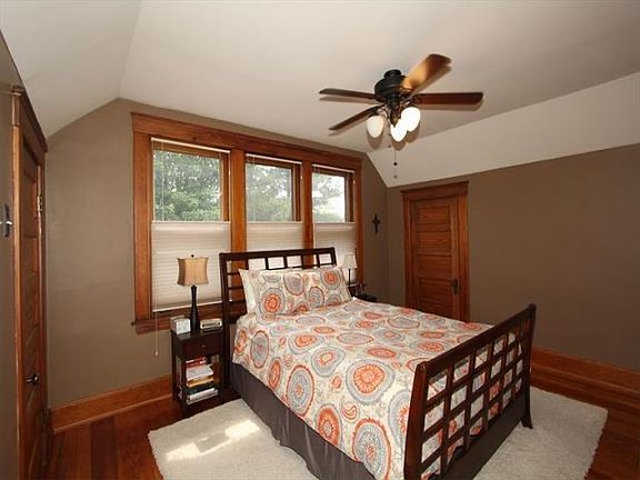 5th image of 3042 Taylor Ave