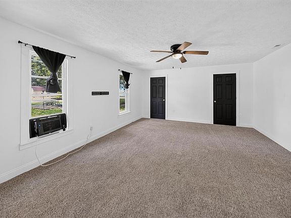 5th image of 303 Oakwood Dr