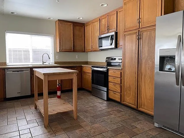 4 bed, 1614 sqft, $4,750 — Photo 2