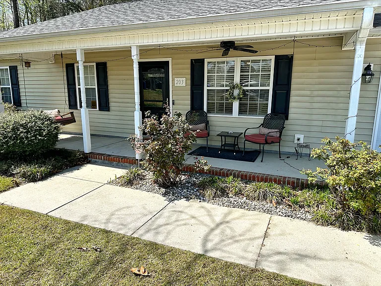 203 Stockton Ct — Photo 3