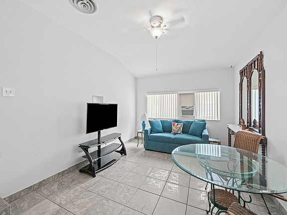3rd image of 926 Hollywood Blvd #1