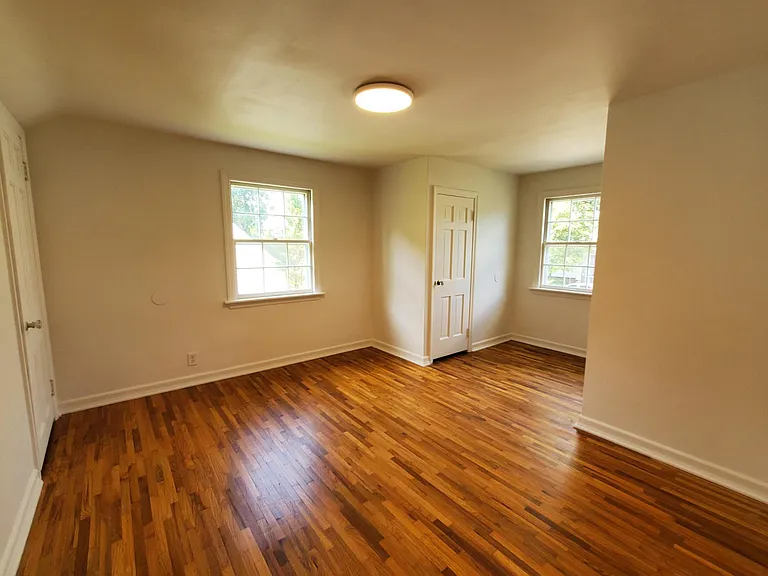 2722 Thompson Ave — Photo 11